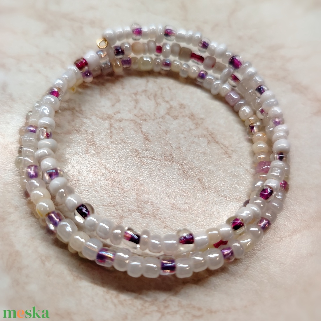  Lila fehér memoria karkötő  - ékszer - karkötő - memóriadrótos karkötő - Meska.hu