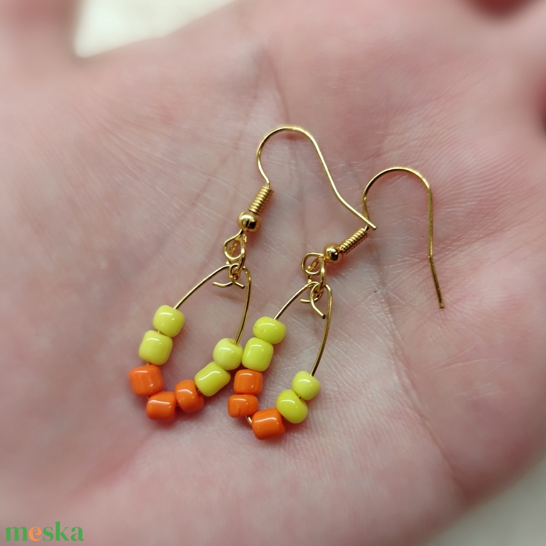  sárga lógós Gyöngyös kézműves fülbevaló - ékszer - fülbevaló - lógó fülbevaló - Meska.hu