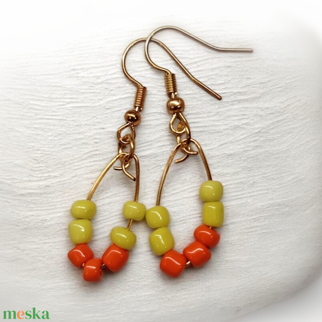  sárga lógós Gyöngyös kézműves fülbevaló - ékszer - fülbevaló - lógó fülbevaló - Meska.hu