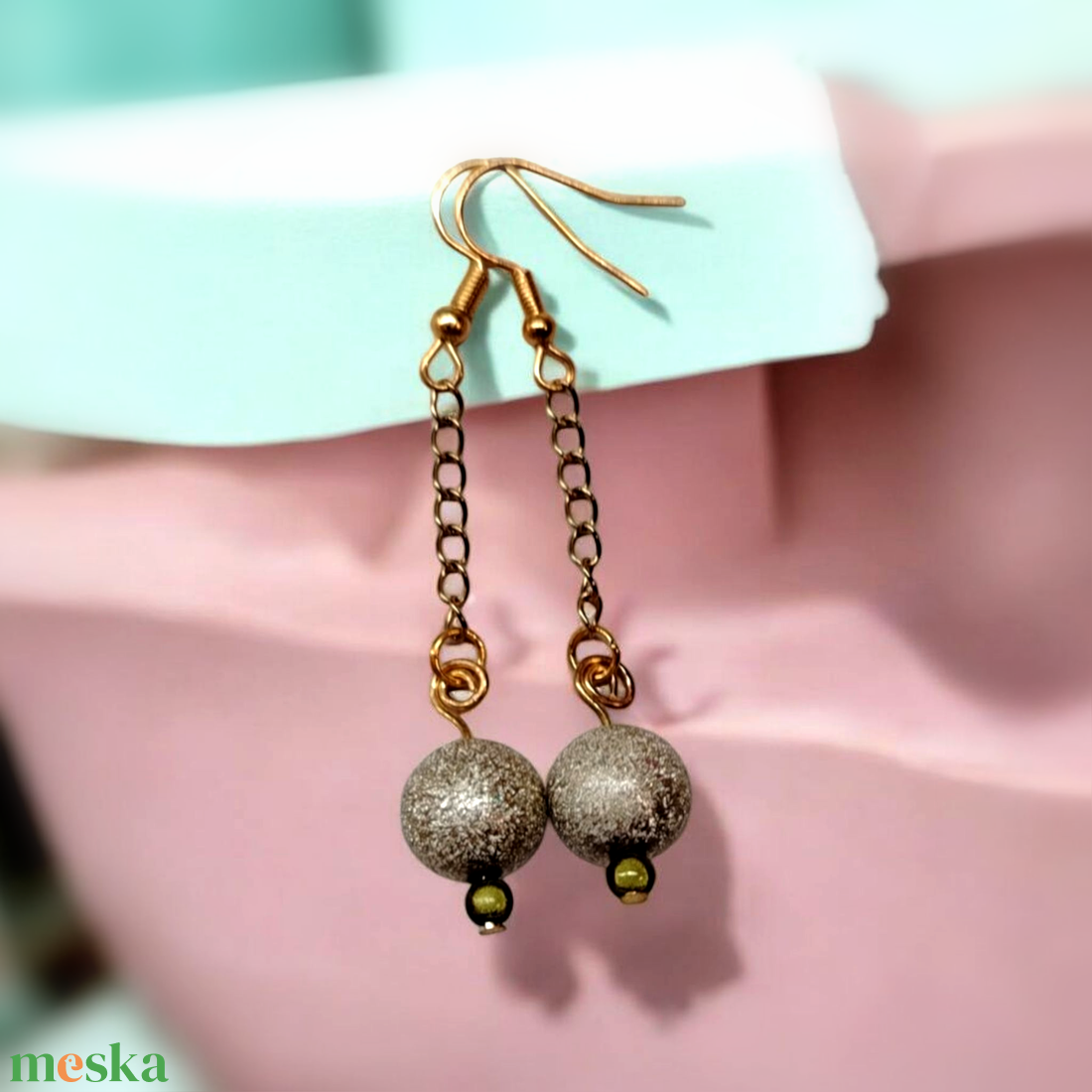 Hosszú gömb lógós Gyöngyös kézműves fülbevaló - ékszer - fülbevaló - lógó fülbevaló - Meska.hu