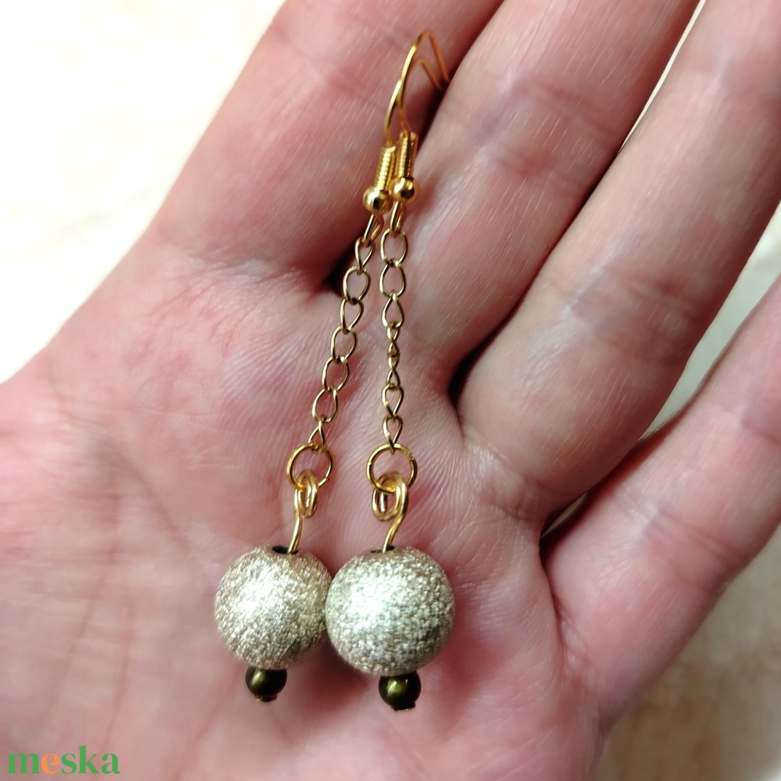 Hosszú gömb lógós Gyöngyös kézműves fülbevaló - ékszer - fülbevaló - lógó fülbevaló - Meska.hu