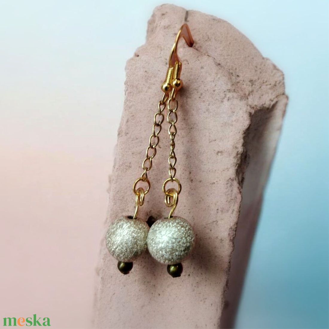 Hosszú gömb lógós Gyöngyös kézműves fülbevaló - ékszer - fülbevaló - lógó fülbevaló - Meska.hu