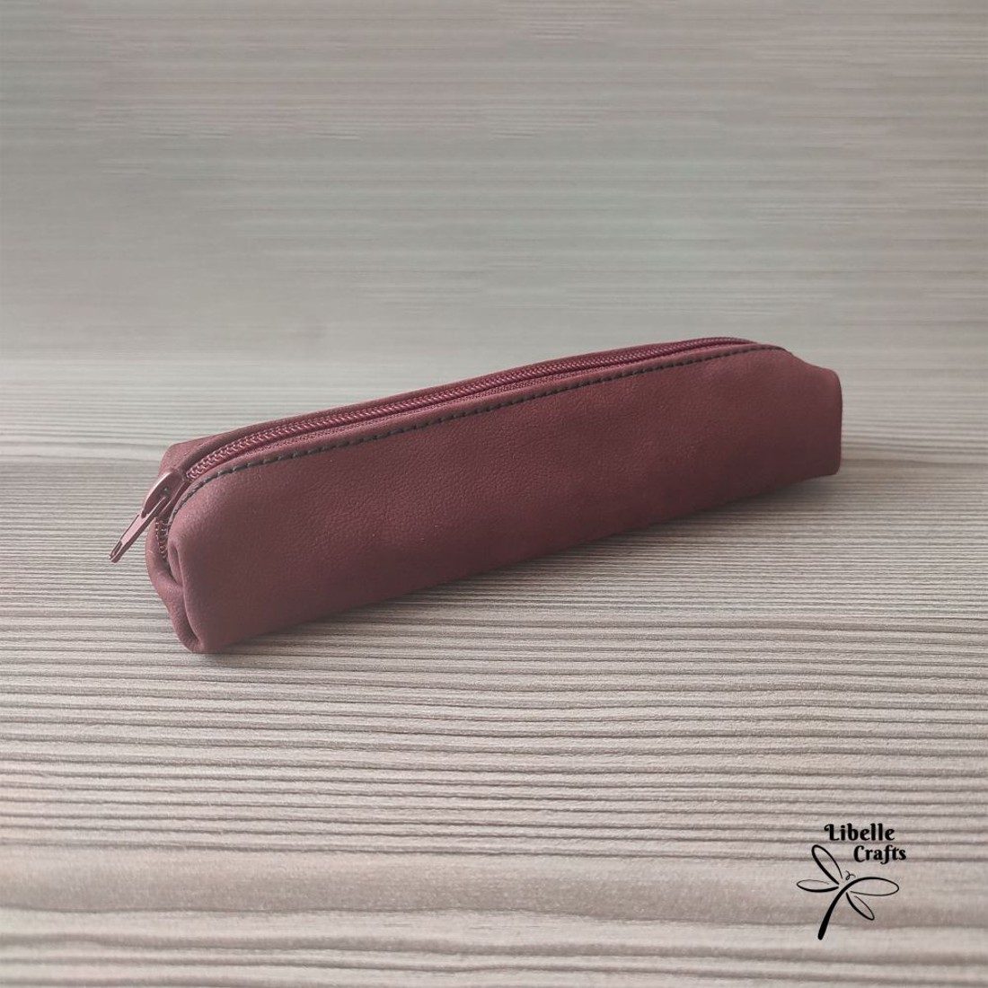 Bordó bőrből készült tolltartó - otthon & életmód - papír, írószer - tolltartó & ceruzatekercs - Meska.hu