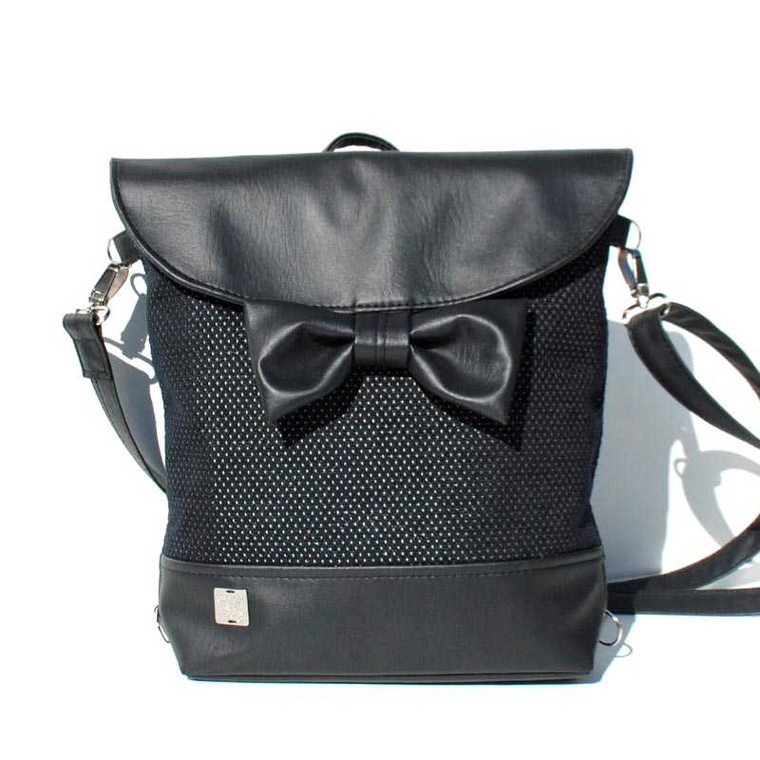 SuziartBag Fekete ezüst-pöttyös masnis 2in1 hátizsák - táska & tok - kézitáska & válltáska - válltáska - Meska.hu SuziartBag Fekete ezüst-pöttyös masnis 2in1 hátizsák - táska & tok - kézitáska & válltáska - válltáska - Meska.hu
