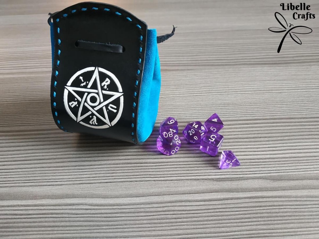 M.A.G.U.S. szimbólumos kockatartó szütyő - KÉK - játék & sport - táblajáték és kártyajáték - társasjátékok - dobókocka - Meska.hu