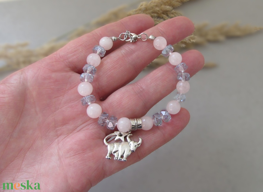 Rózsakvarc karkötő üvegkristállyal, kérhető horoszkóp medállal, kényelmes és vízálló ékszer - ékszer - karkötő - ásványkarkötő - Meska.hu