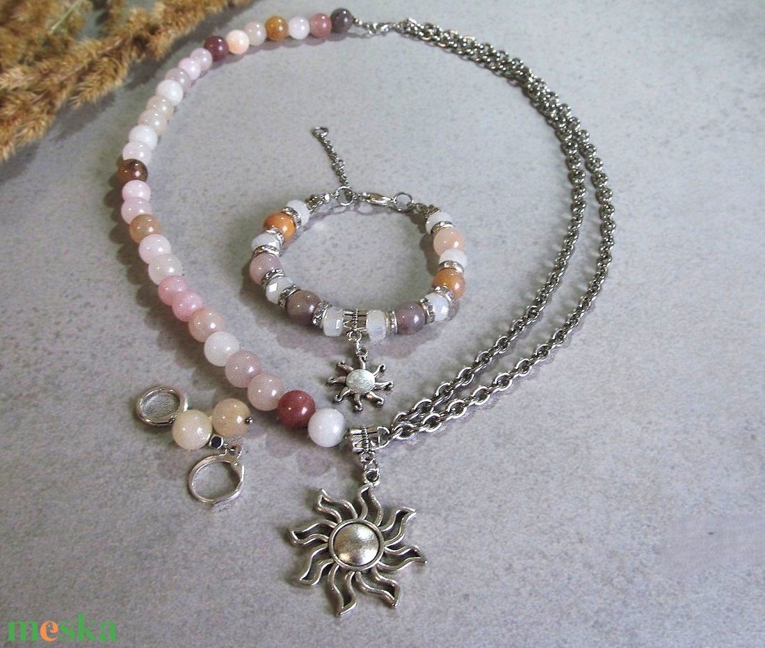 Pasztell kvarc ékszerszett  napmedállal díszített nyaklánc, karkötő és fülbevaló - ékszer - ékszerszett - Meska.hu