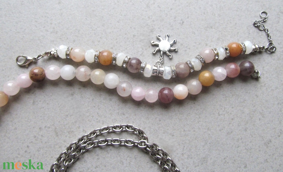 Pasztell kvarc ékszerszett  napmedállal díszített nyaklánc, karkötő és fülbevaló - ékszer - ékszerszett - Meska.hu