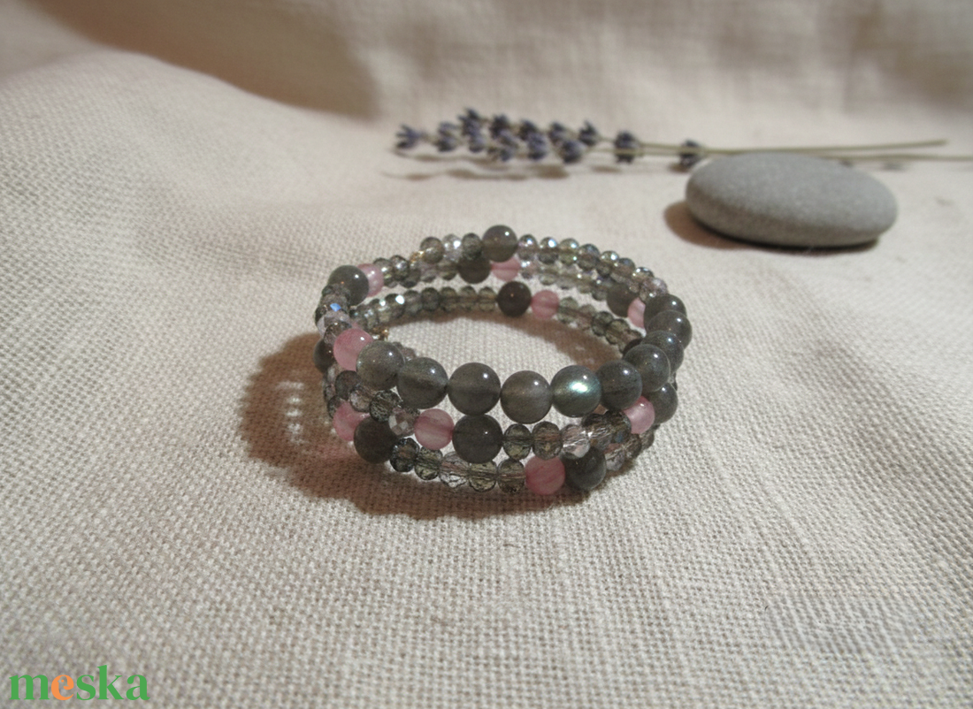 Misztikus Labradorit varázs � Rózsaszín acháttal és kristályokkal díszített háromsoros karkötő - ékszer - karkötő - ásványkarkötő - Meska.hu