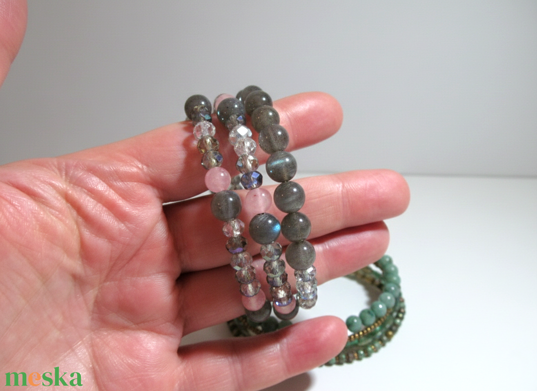 Misztikus Labradorit varázs � Rózsaszín acháttal és kristályokkal díszített háromsoros karkötő - ékszer - karkötő - ásványkarkötő - Meska.hu