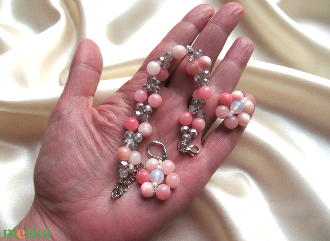 Édes Harmónia: Rózsaszín Jáde és Opál Csillogás � Karkötő és Virág Fülbevaló Szett - ékszer - ékszerszett - Meska.hu