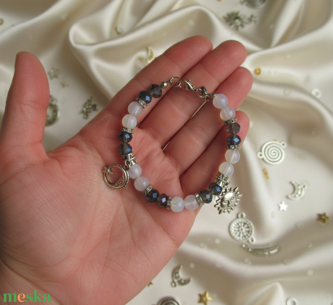 Opál ásvány karkötő éjkék üveggel és égi nemesacél díszekkel - ékszer - karkötő - ásványkarkötő - Meska.hu