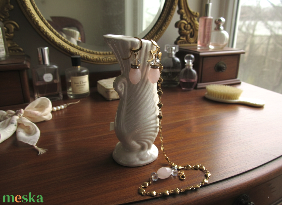 Rózsakvarc köves szett: Szíves arany színű nyaklánc és fülbevaló � Rozsdamentes acél ékszer - ékszer - ékszerszett - Meska.hu