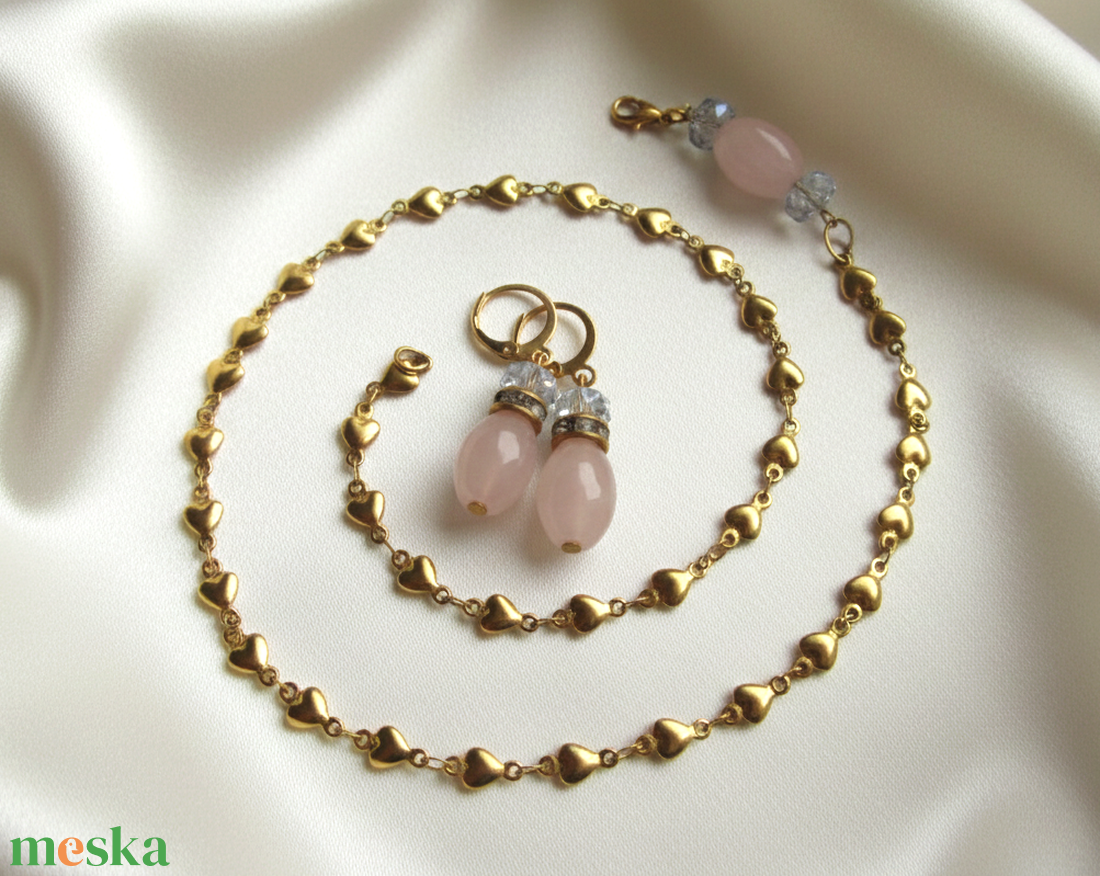 Rózsakvarc köves szett: Szíves arany színű nyaklánc és fülbevaló � Rozsdamentes acél ékszer - ékszer - ékszerszett - Meska.hu