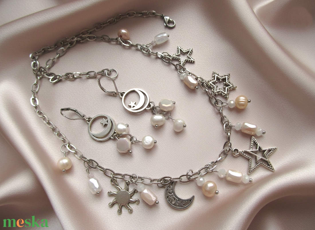 Égi Ragyogás szett: Nemesacél nyaklánc és fülbevaló valódi gyöngyökkel és selymesen csillogó üvegkristályokkal - ékszer - nyaklánc - medálos nyaklánc - Meska.hu