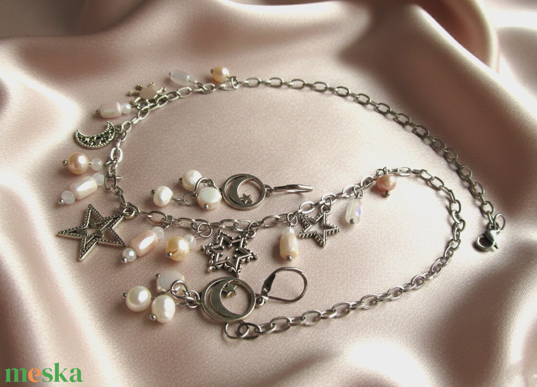 Égi Ragyogás szett: Nemesacél nyaklánc és fülbevaló valódi gyöngyökkel és selymesen csillogó üvegkristályokkal - ékszer - nyaklánc - medálos nyaklánc - Meska.hu