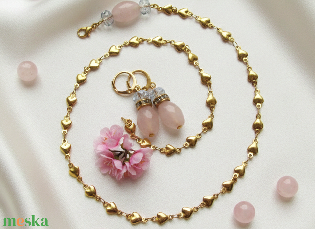 Rózsakvarc köves szett: Szíves arany színű nyaklánc és fülbevaló � Rozsdamentes acél ékszer - ékszer - ékszerszett - Meska.hu