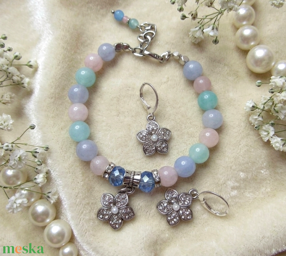 Pasztell Harmónia: Rózsakvarc és Akvamarin Karkötő Mesés Medállal - ékszer - karkötő - ásványkarkötő - Meska.hu