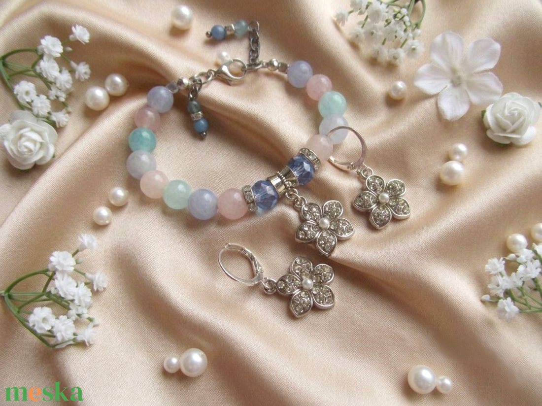 Pasztell Harmónia: Rózsakvarc és Akvamarin Karkötő Mesés Medállal - ékszer - karkötő - ásványkarkötő - Meska.hu