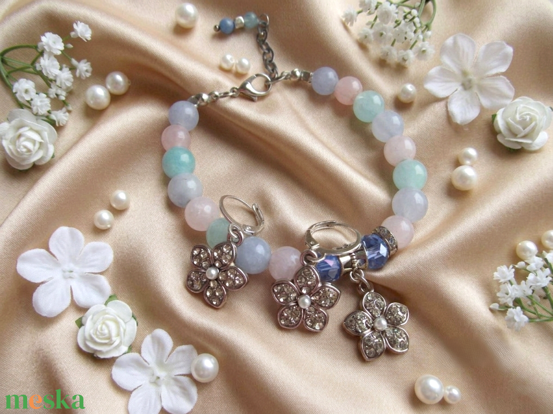 Pasztell Harmónia: Rózsakvarc és Akvamarin Karkötő Mesés Medállal - ékszer - karkötő - ásványkarkötő - Meska.hu