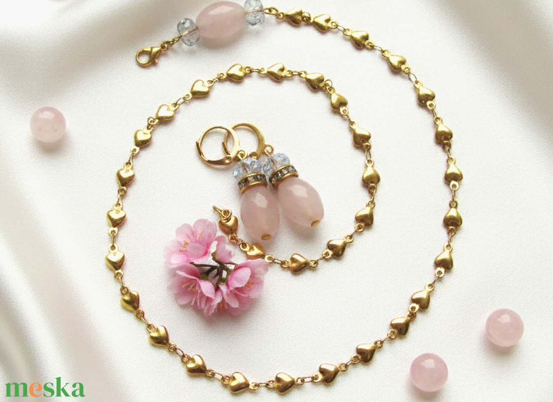 Rózsakvarc köves szett: Szíves arany színű nyaklánc és fülbevaló � Rozsdamentes acél ékszer - ékszer - ékszerszett - Meska.hu