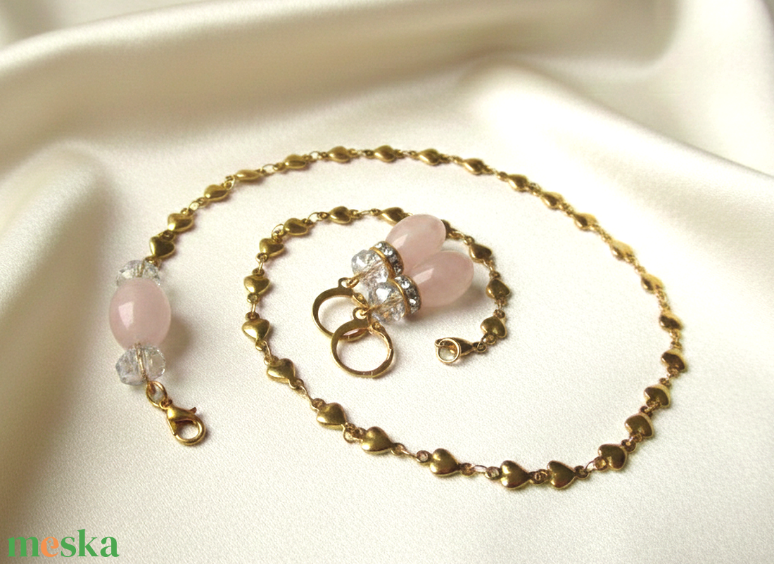Rózsakvarc köves szett: Szíves arany színű nyaklánc és fülbevaló � Rozsdamentes acél ékszer - ékszer - ékszerszett - Meska.hu