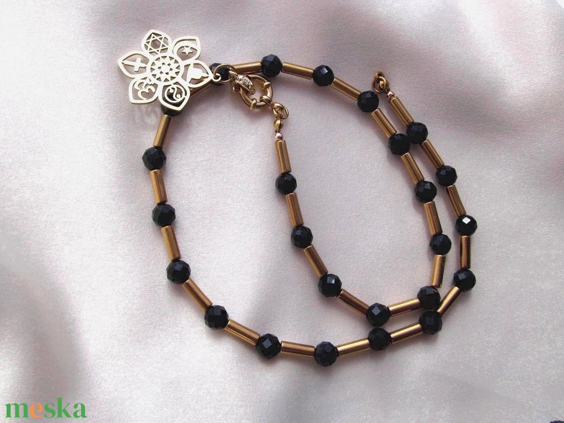 Spirituális Egyensúly � Kézműves Onyx és Aranyszínű Hematit Nyaklánc Védelmező Szimbólummedállal (42 cm) - esküvő - meghívó & kártya - esküvői pecsét, bélyegző - pecsétviasz gyöngy - Meska.hu