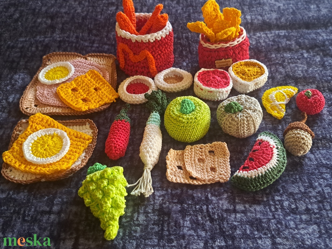 Horgolt ételek - baba - mama - baba játékok - mozgásfejlesztő játékok - Meska.hu