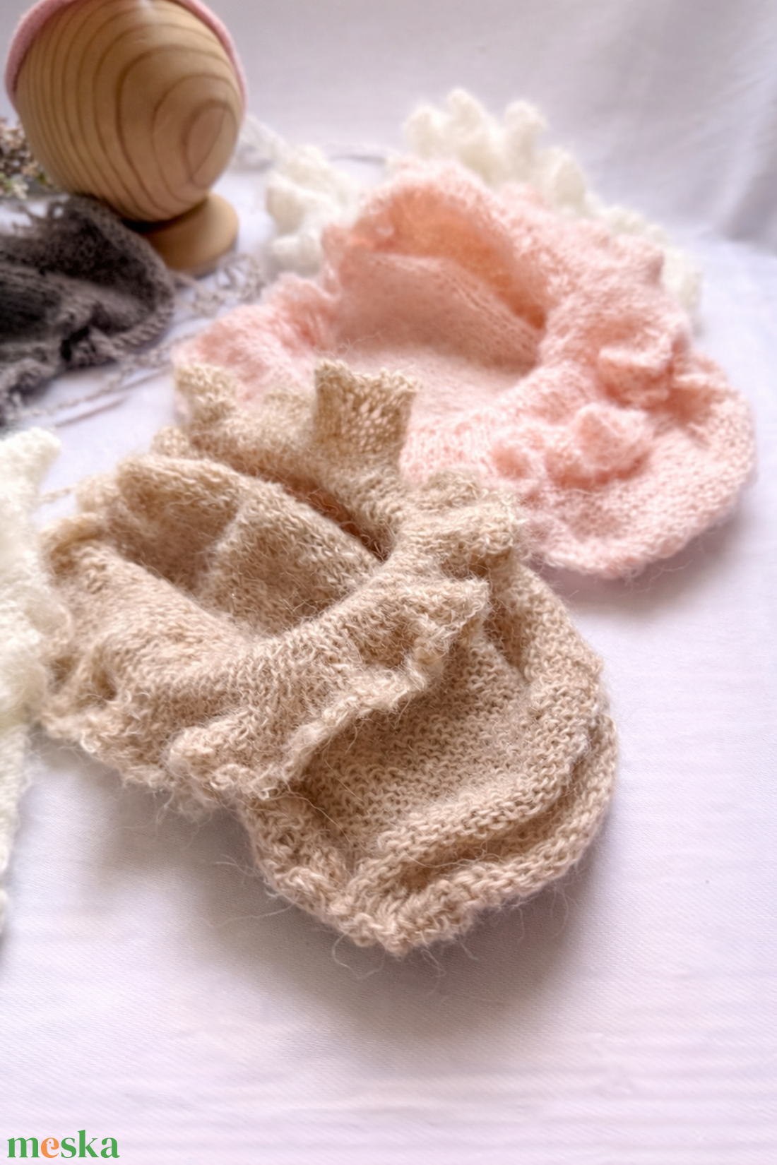Kézzel kötött fodros újszülött body  - baba - mama - babafotózás - babafotózási kellékek - Meska.hu