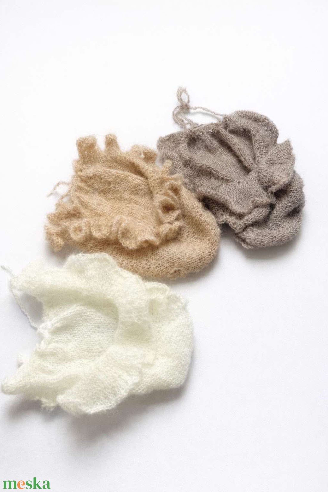 Kézzel kötött fodros újszülött body  - baba - mama - babafotózás - babafotózási kellékek - Meska.hu