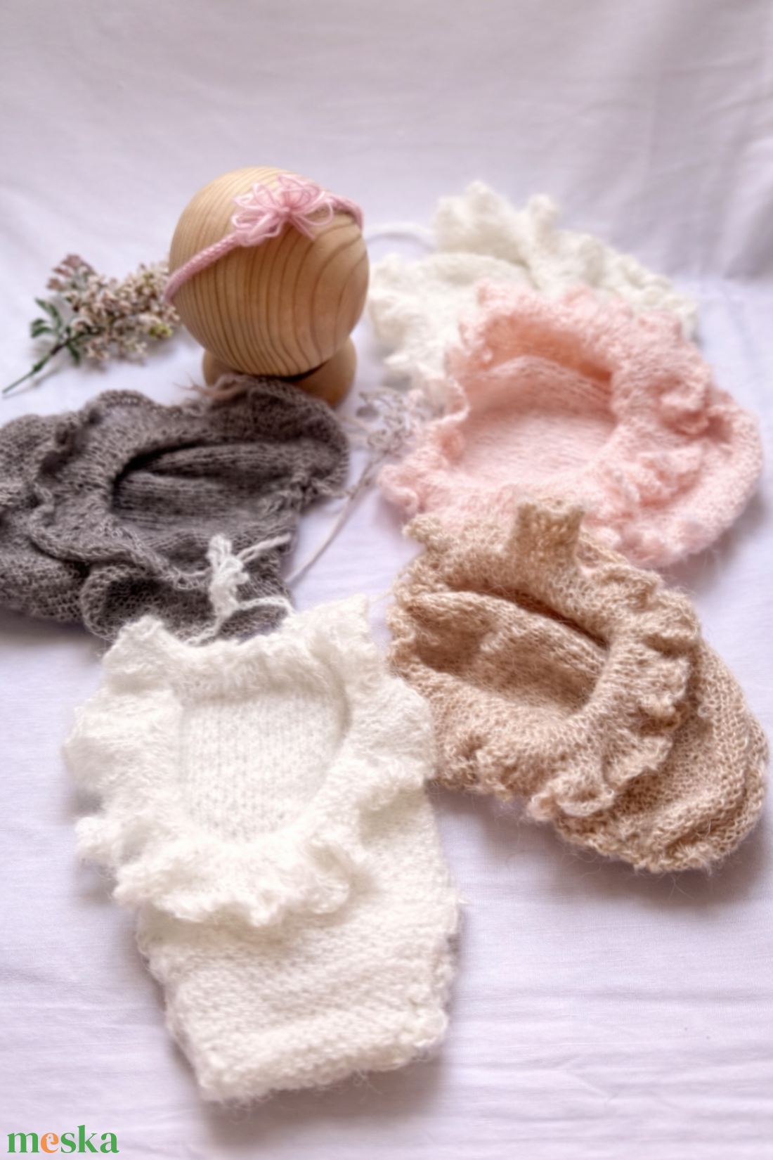 Kézzel kötött fodros újszülött body  - baba - mama - babafotózás - babafotózási kellékek - Meska.hu