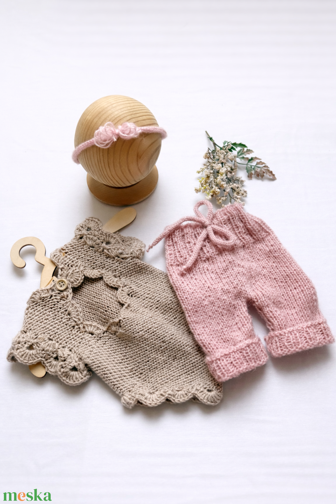 Kézzel kötött újszülött kantáros nadrág és fejpánt - baba - mama - babafotózás - babafotózási kellékek - Meska.hu