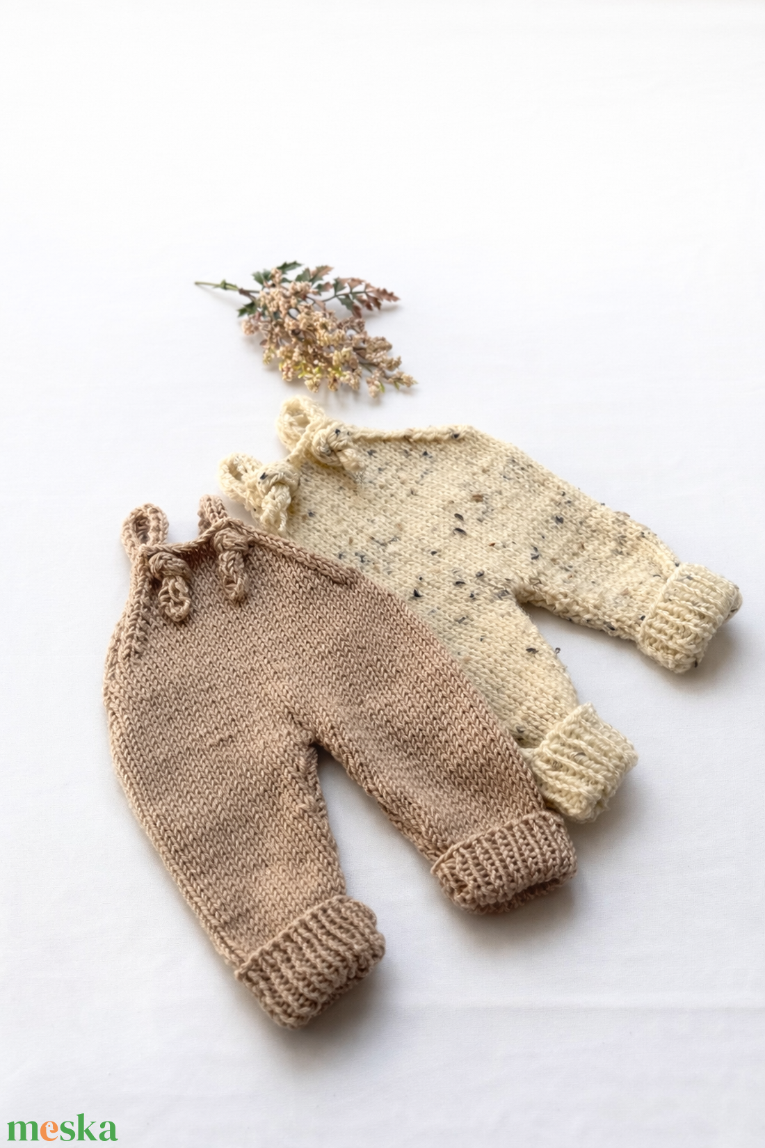 Kézzel kötött újszülött kantáros nadrág és fejpánt - baba - mama - babafotózás - babafotózási kellékek - Meska.hu