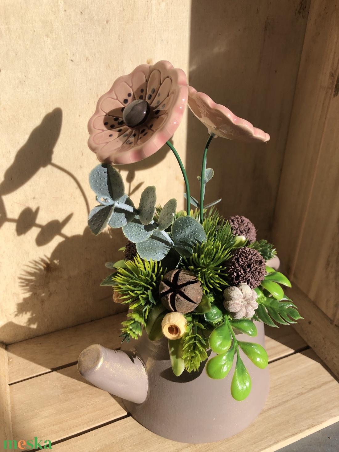 Rózsaszín mázas kerámiavirágok tavaszi asztaldísz - otthon & életmód - virágdekoráció - virágdíszek - virágdísz kaspóban - Meska.hu