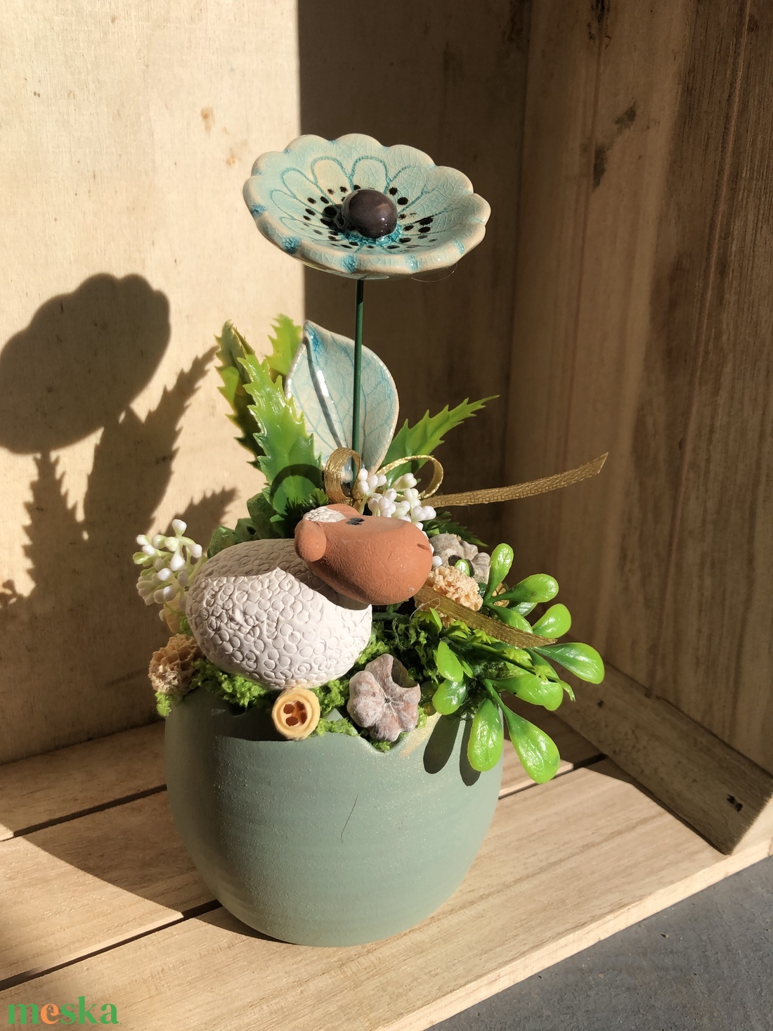 Türkiz mázas kerámiavirág barival tavaszi asztaldísz - otthon & életmód - virágdekoráció - virágdíszek - virágdísz kaspóban - Meska.hu