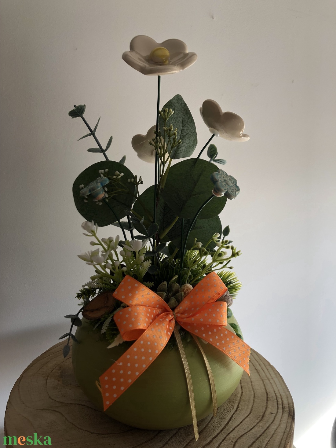 Fehér mázas kerámiavirágos tavaszi asztaldísz - otthon & életmód - dekoráció - asztal és polc dekoráció - asztaldísz - Meska.hu