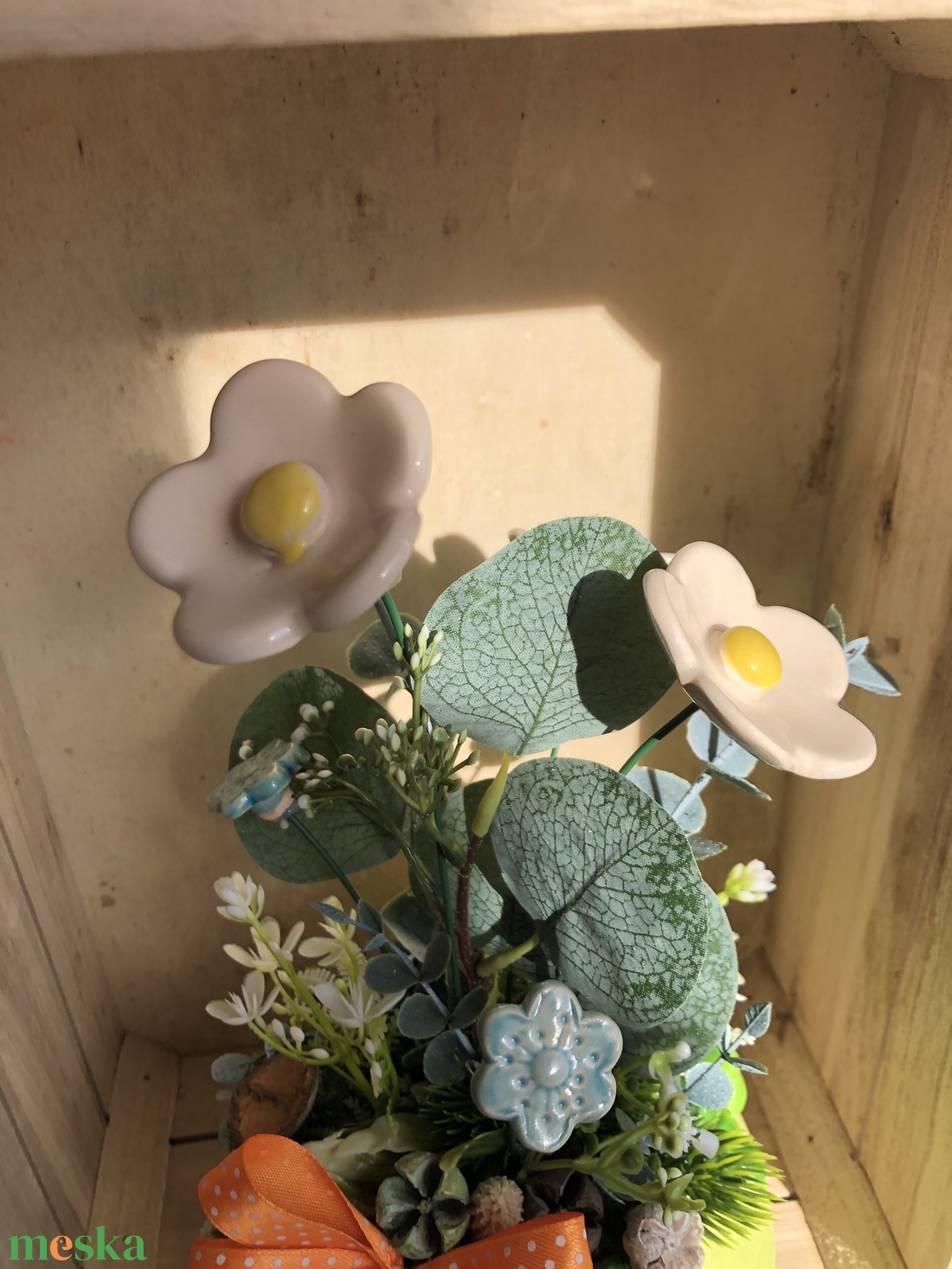 Fehér mázas kerámiavirágos tavaszi asztaldísz - otthon & életmód - dekoráció - asztal és polc dekoráció - asztaldísz - Meska.hu