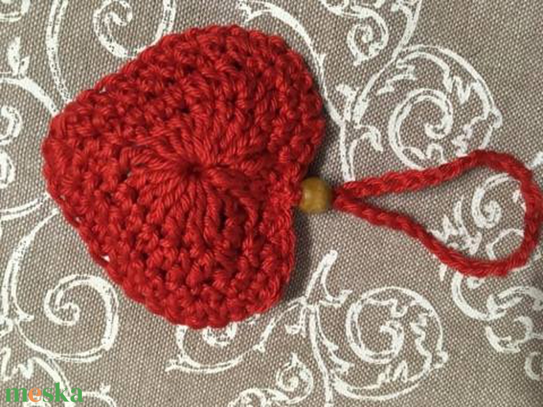 Horgolt piros szív dekoráció - otthon & életmód - dekoráció - fali és függő dekoráció - függődísz - Meska.hu