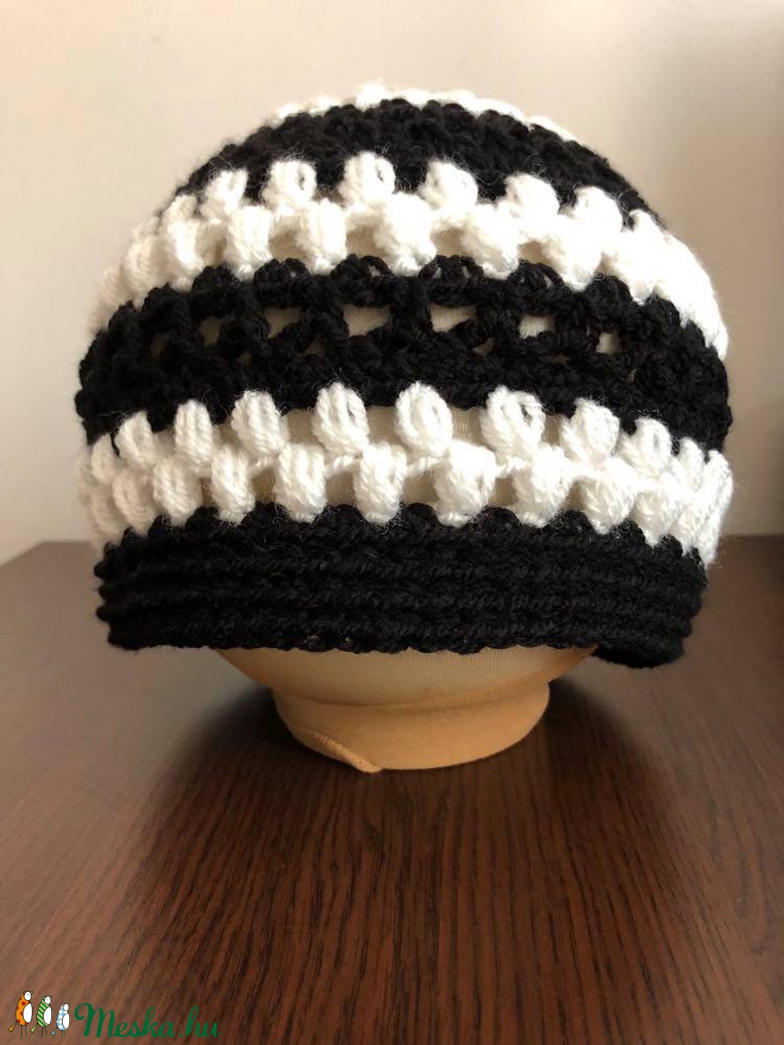 Fekete-fehér női beanie sapka 'LaceandPuff' - ruha & divat - sál, sapka, kendő - sapka - Meska.hu Fekete-fehér női beanie sapka 'LaceandPuff' - ruha & divat - sál, sapka, kendő - sapka - Meska.hu