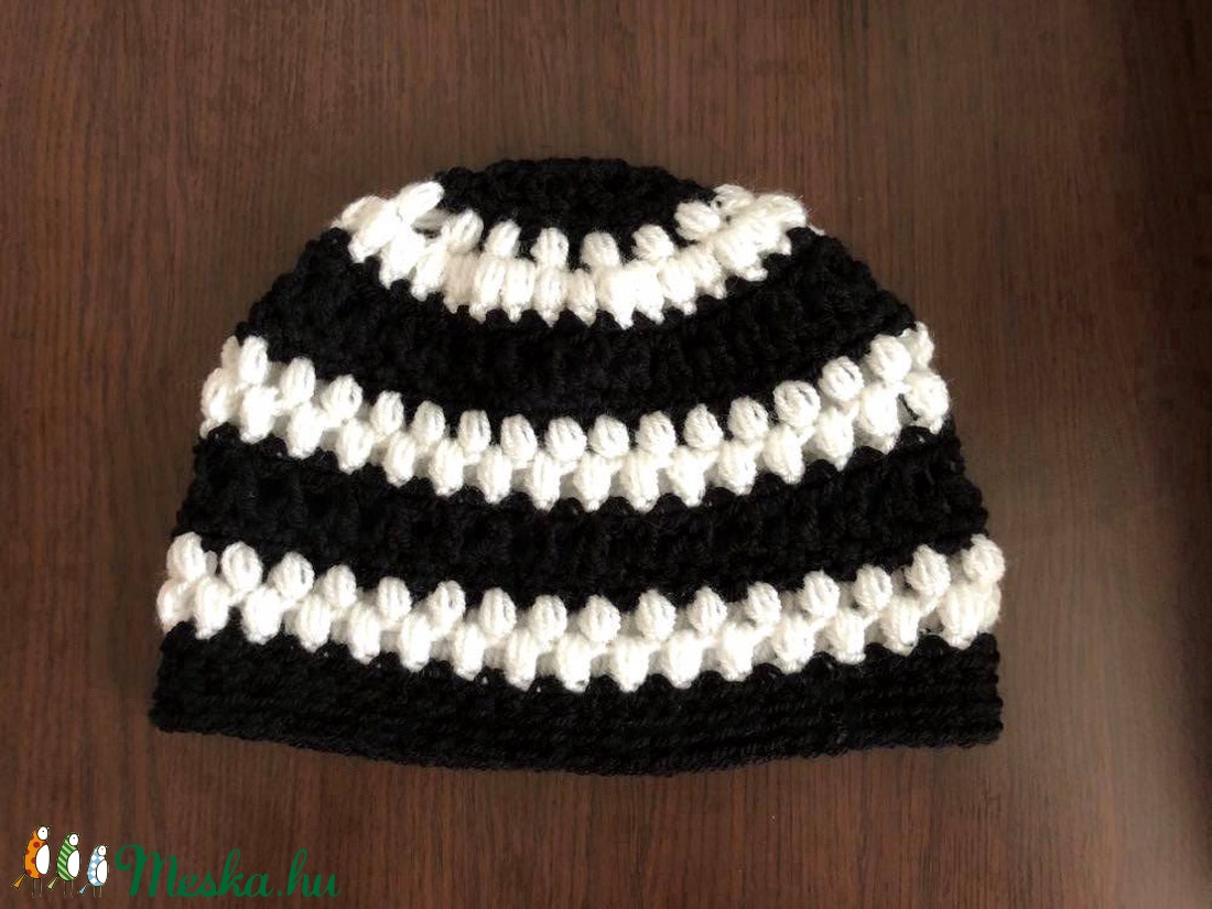 Fekete-fehér női beanie sapka 'LaceandPuff' - ruha & divat - sál, sapka, kendő - sapka - Meska.hu Fekete-fehér női beanie sapka 'LaceandPuff' - ruha & divat - sál, sapka, kendő - sapka - Meska.hu