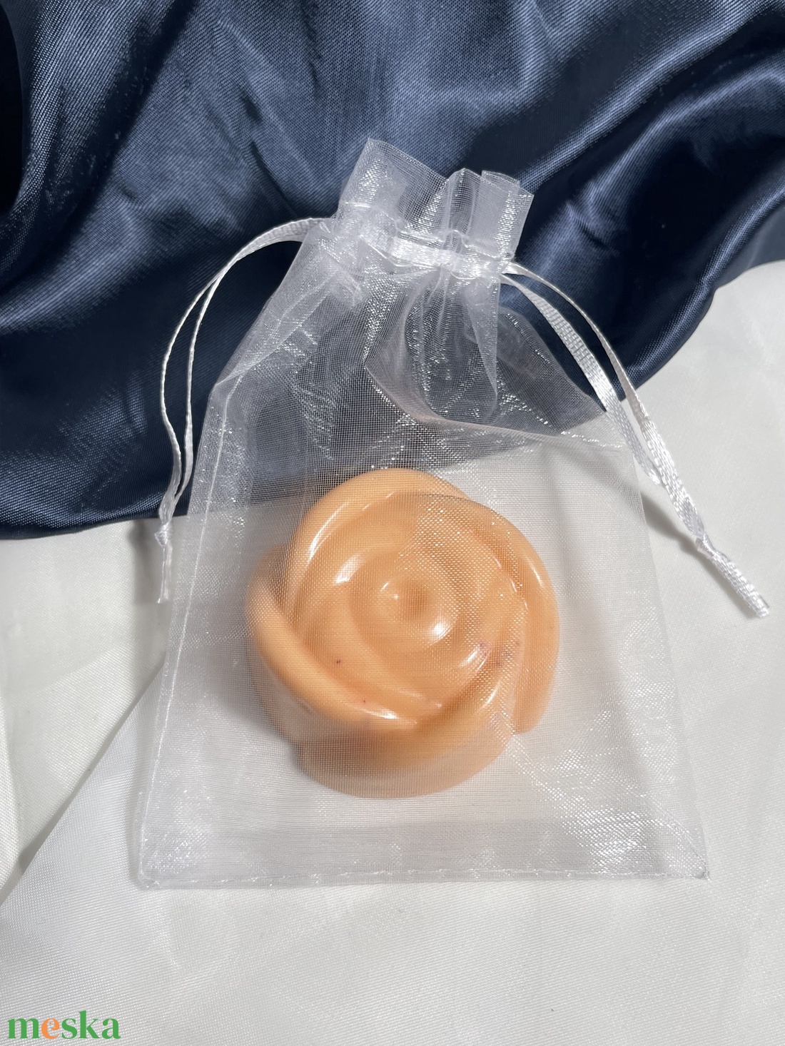 Róza formájú kézműves szappan panna cotta- málna illat - szépségápolás - szappan & fürdés - fürdősó, fürdőgolyó, habfürdő - Meska.hu