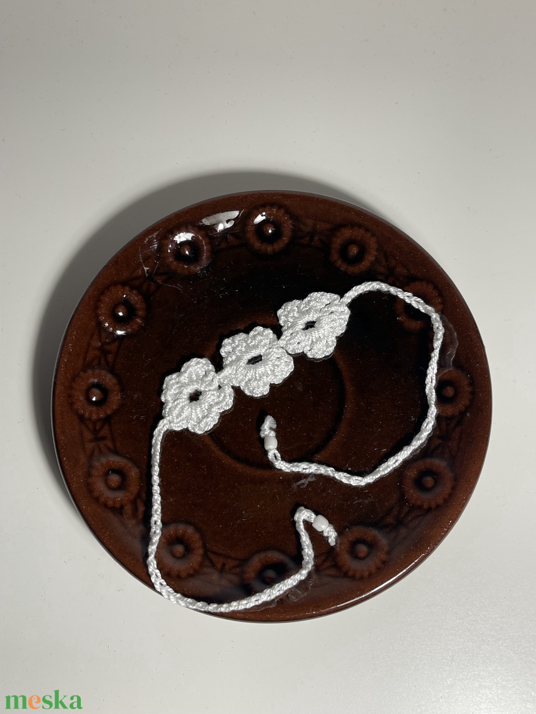 Ekrü horgolt karkötő 3 virágos - ékszer - karkötő - fonott karkötő - Meska.hu