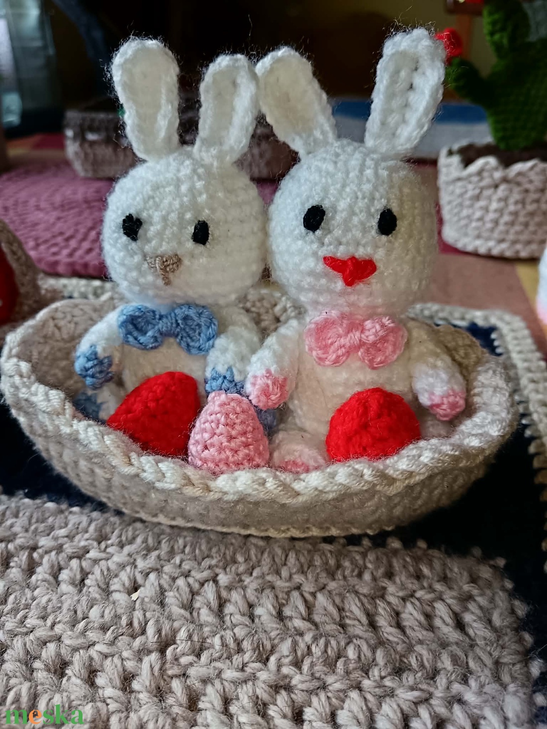 Húsvéti asztali dísz nyuszipár kosárban.  - ünnepi díszek, dekorációk - húsvéti díszek és dekorációk - húsvéti asztaldíszek - Meska.hu