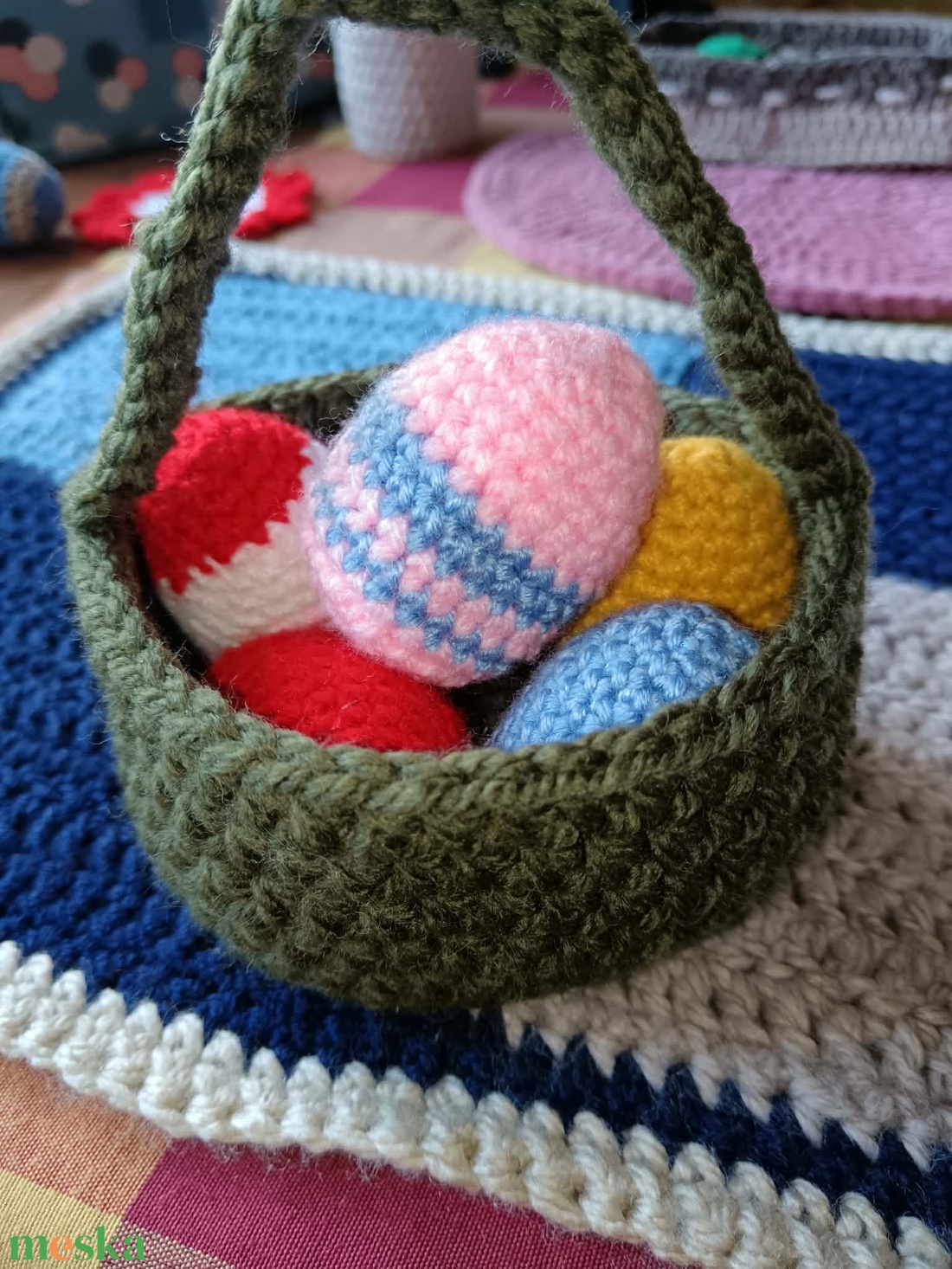 Húsvéti kosár színes tojásokkal - ünnepi díszek, dekorációk - húsvéti díszek és dekorációk - húsvéti asztaldíszek - Meska.hu