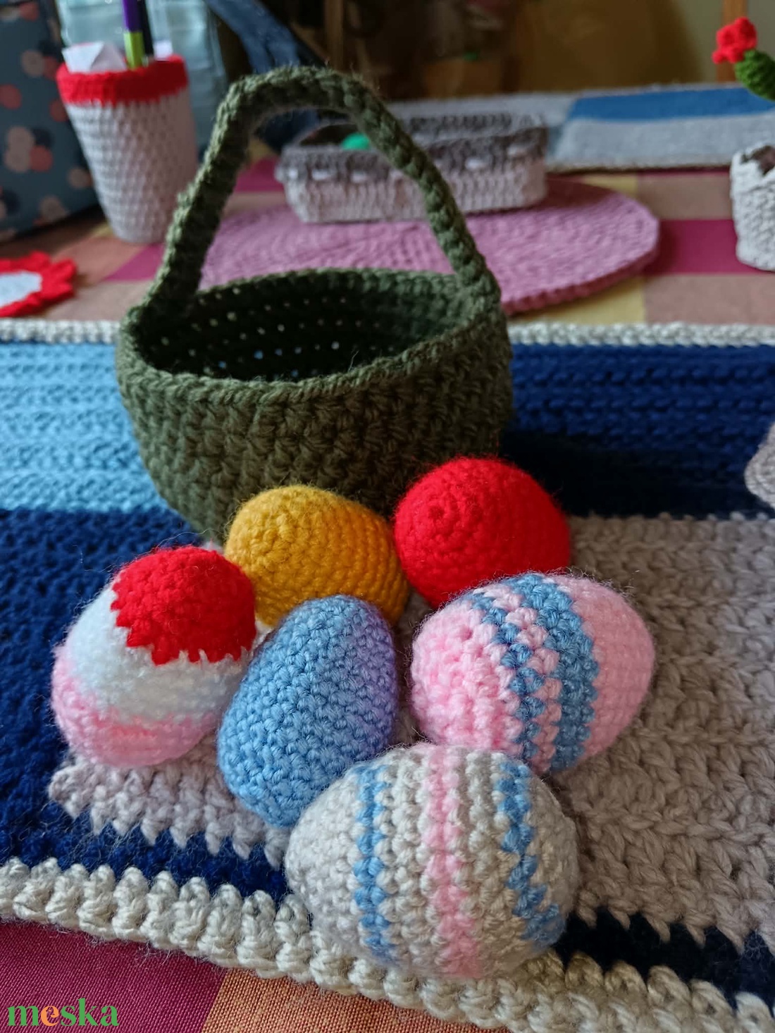 Húsvéti kosár színes tojásokkal - ünnepi díszek, dekorációk - húsvéti díszek és dekorációk - húsvéti asztaldíszek - Meska.hu