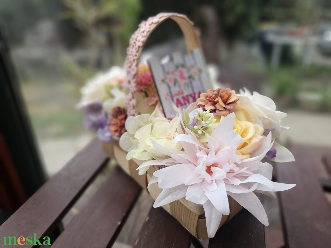 Anyák napi virágkosár - otthon & életmód - virágdekoráció - virágdíszek - asztali virágdísz - Meska.hu