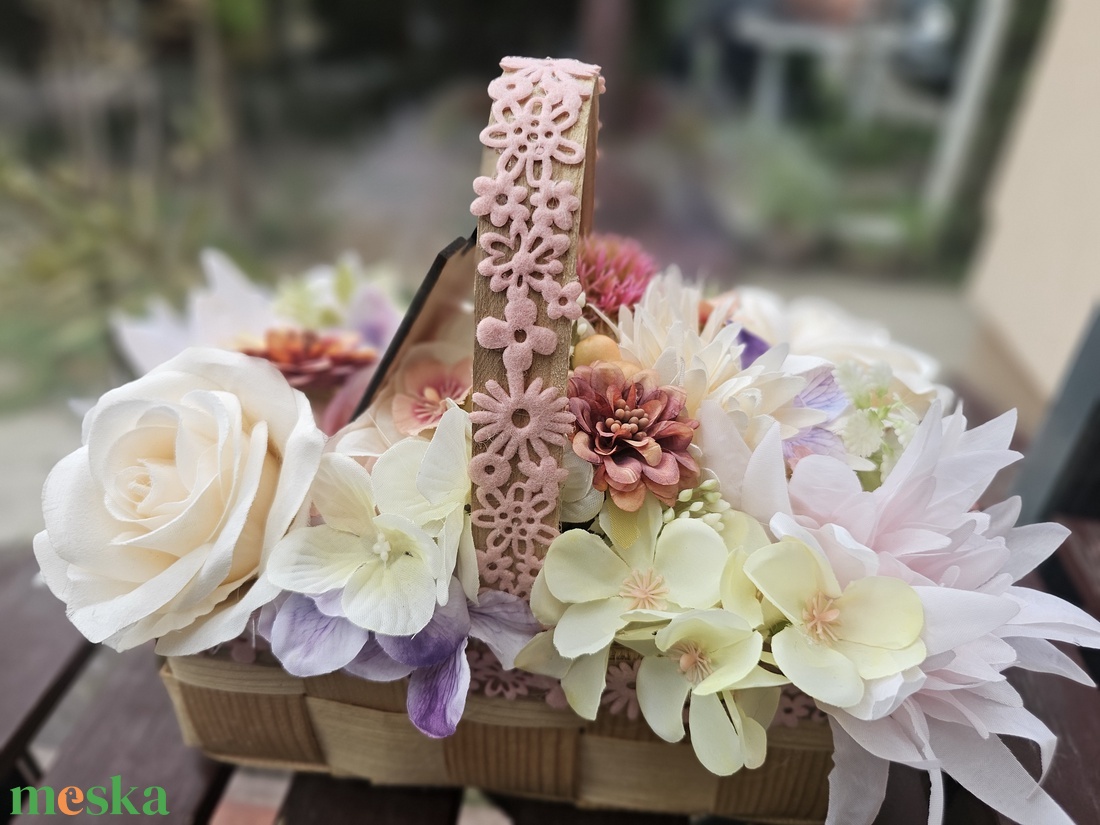 Anyák napi virágkosár - otthon & életmód - virágdekoráció - virágdíszek - asztali virágdísz - Meska.hu