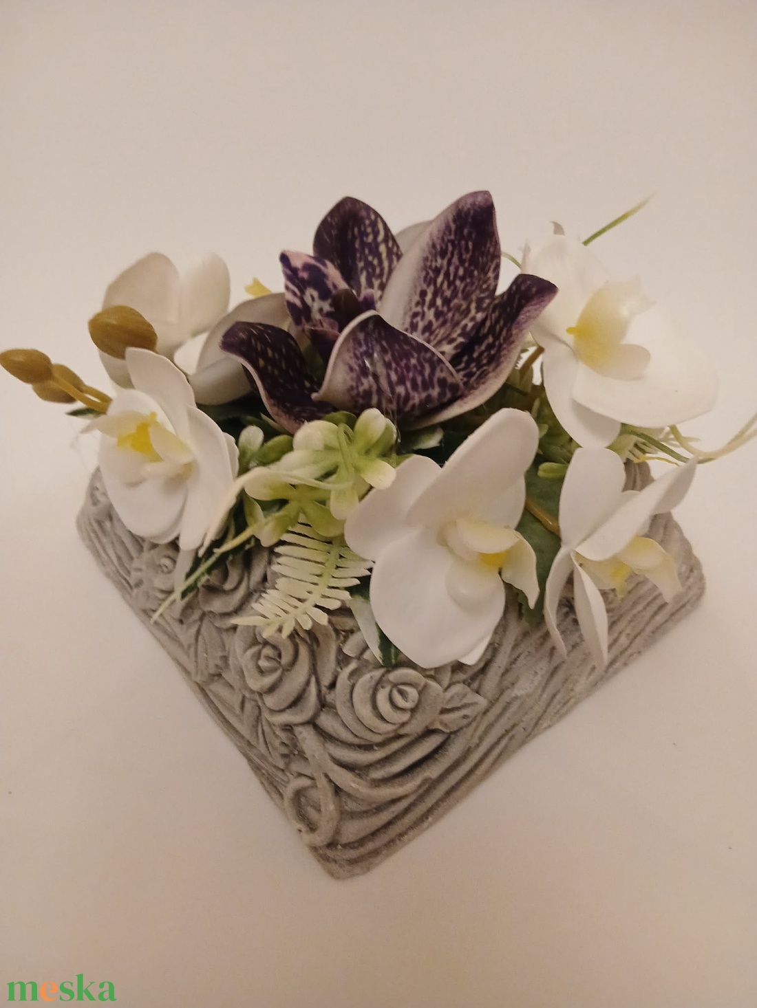 Lila-fehér orchideás kegyeleti tál kőhatású kaspóban - otthon & életmód - vallás - temetkezési tárgy - sírdísz, kegyeleti dísz - Meska.hu