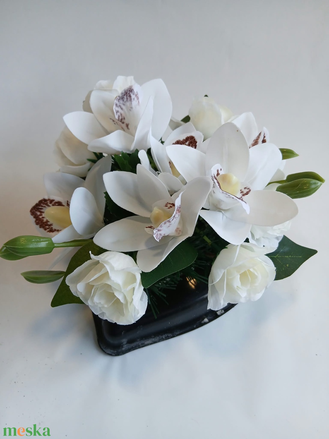 Szív alakú kegyeleti tál fehér orchideákkal és fehér rózsákkal - otthon & életmód - vallás - temetkezési tárgy - sírdísz, kegyeleti dísz - Meska.hu