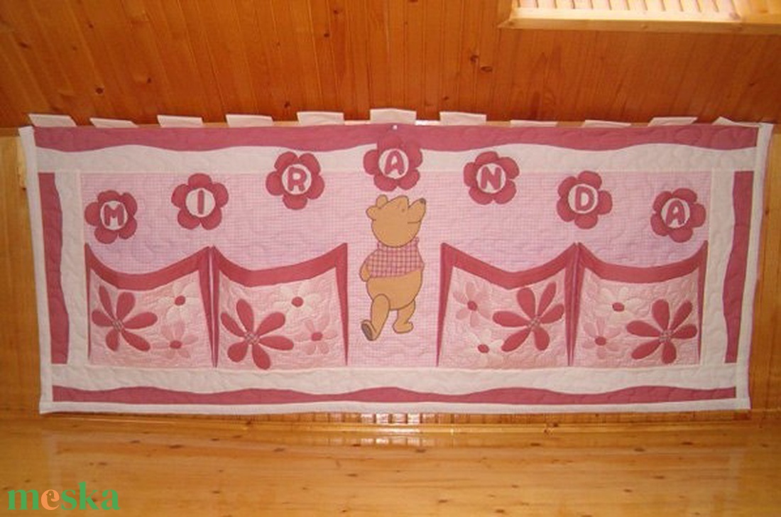 Mackós, virágos, zsebes falvédő gyerekszobába - baba - mama - babaszoba dekoráció - falvédő gyerekszobába - Meska.hu